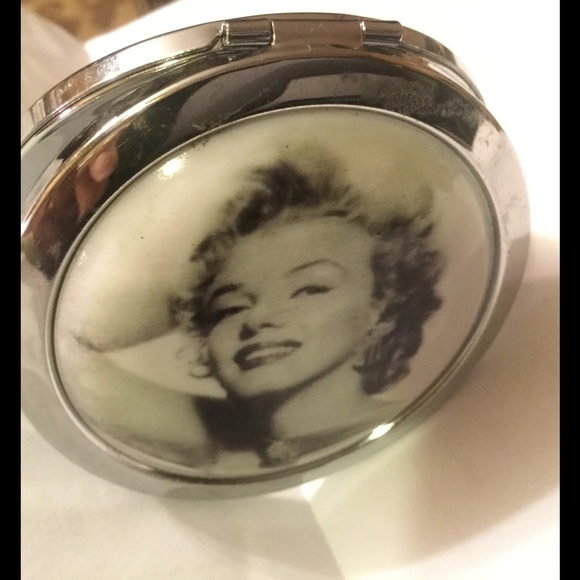 🎀Marilyn Monroe Compact Mirror🎀 - Picture 4 of 4